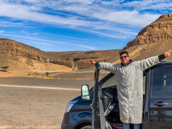 Jipe 4x4 estacionado em uma paisagem árida perto do deserto do Saara, Marrocos