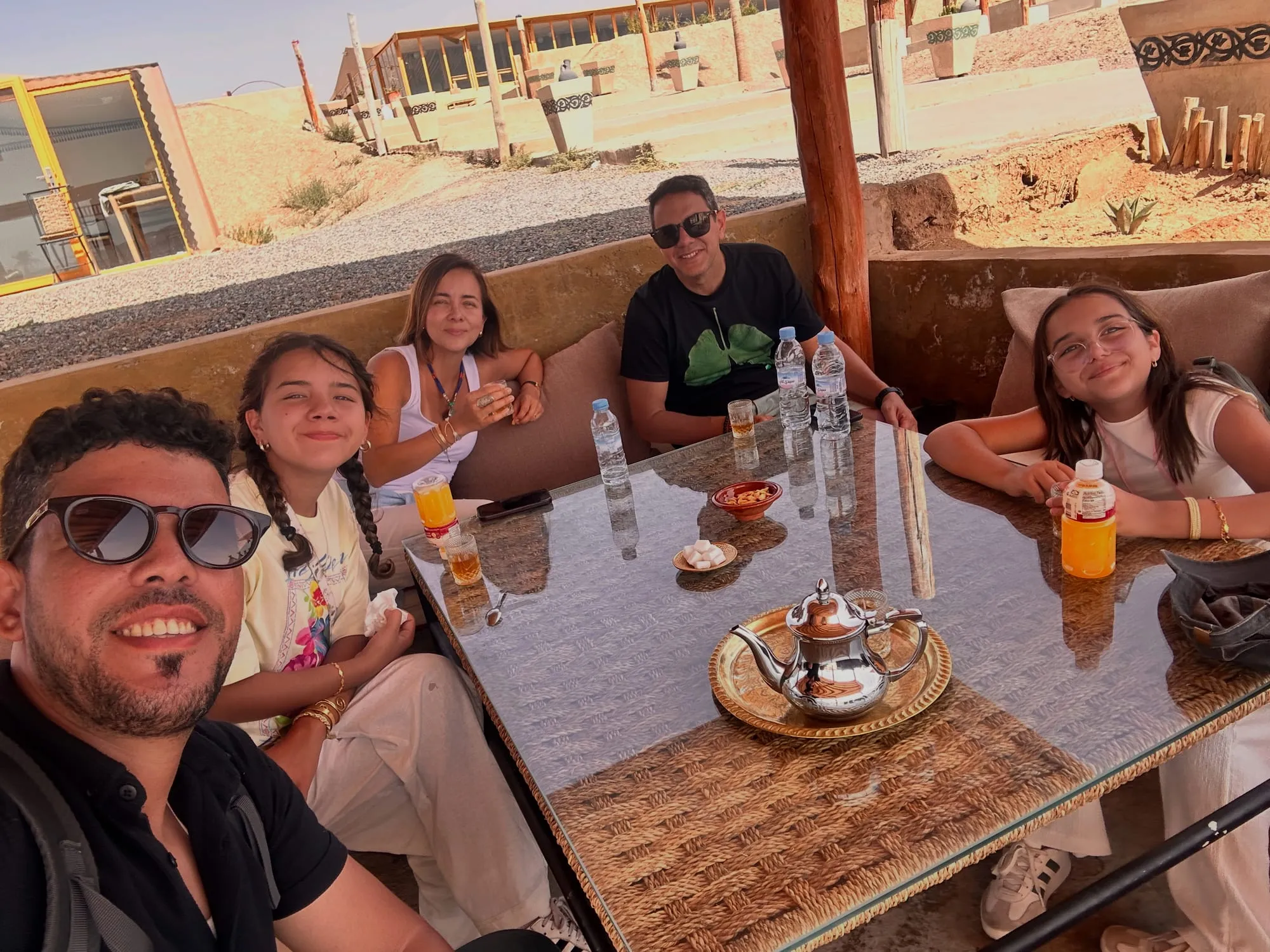 Chá de menta servido num terraço de kasbah de luxo no deserto, Marrocos