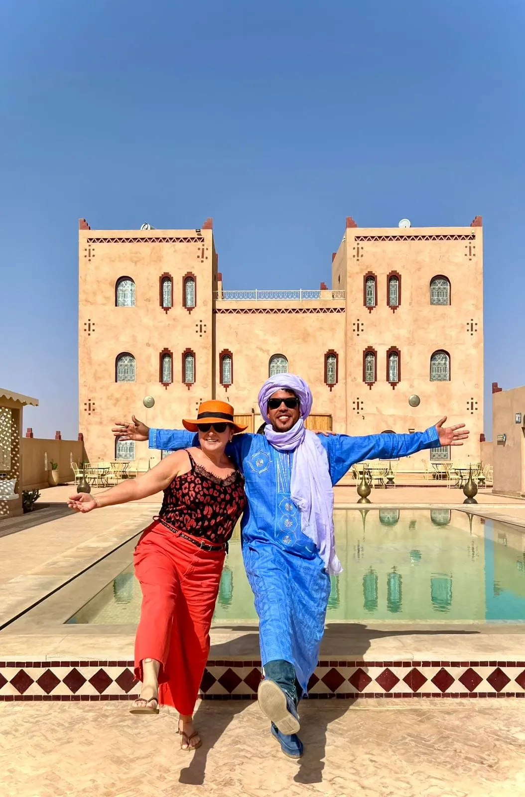 A equipe da Férias Marrocos recebendo uma viajante numa kasbah, Marrocos