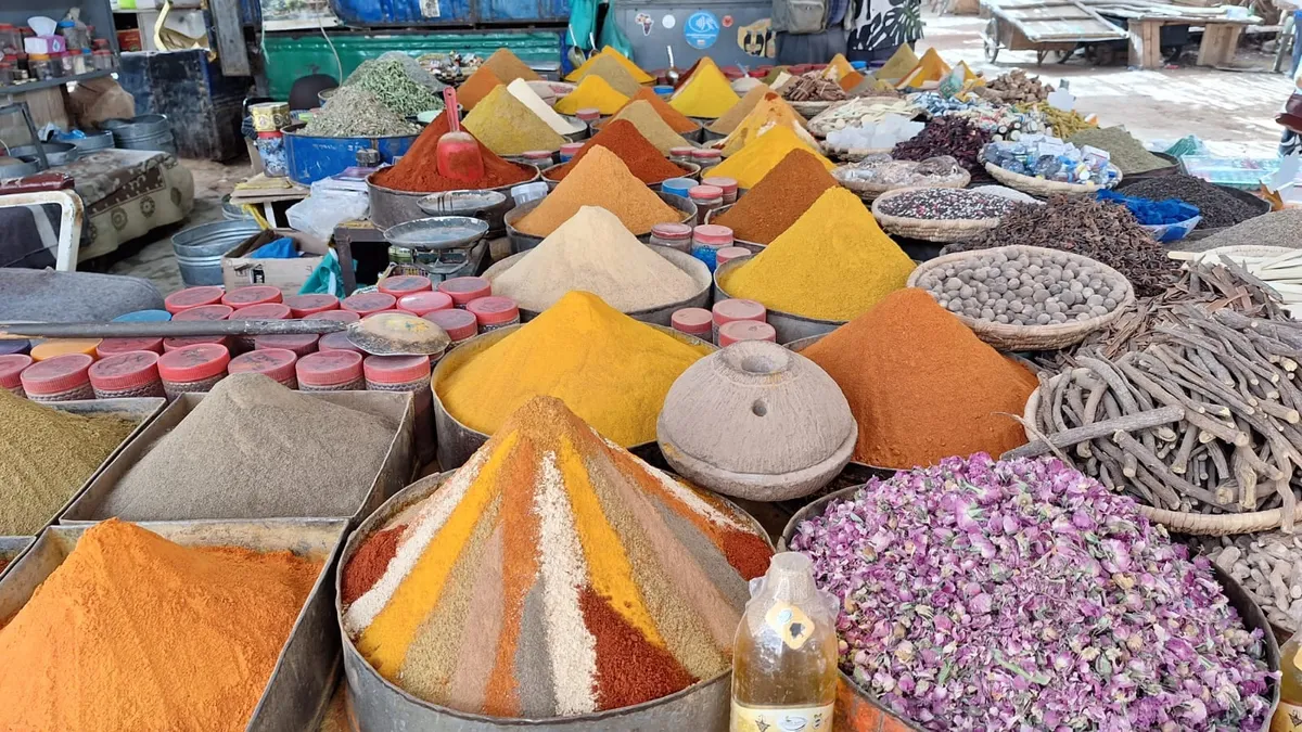 Especiarias coloridas dispostas em cones no souk de Marrakech, Marrocos