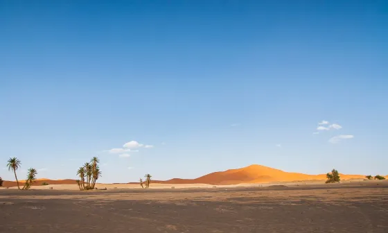 Dunas gigantes de areia dourada no deserto de Erg Chebbi em Merzouga, Marrocos