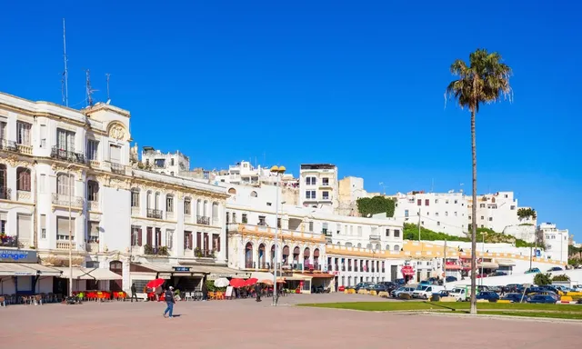 Cidade branca de Tânger com palmeiras e praça, norte do Marrocos