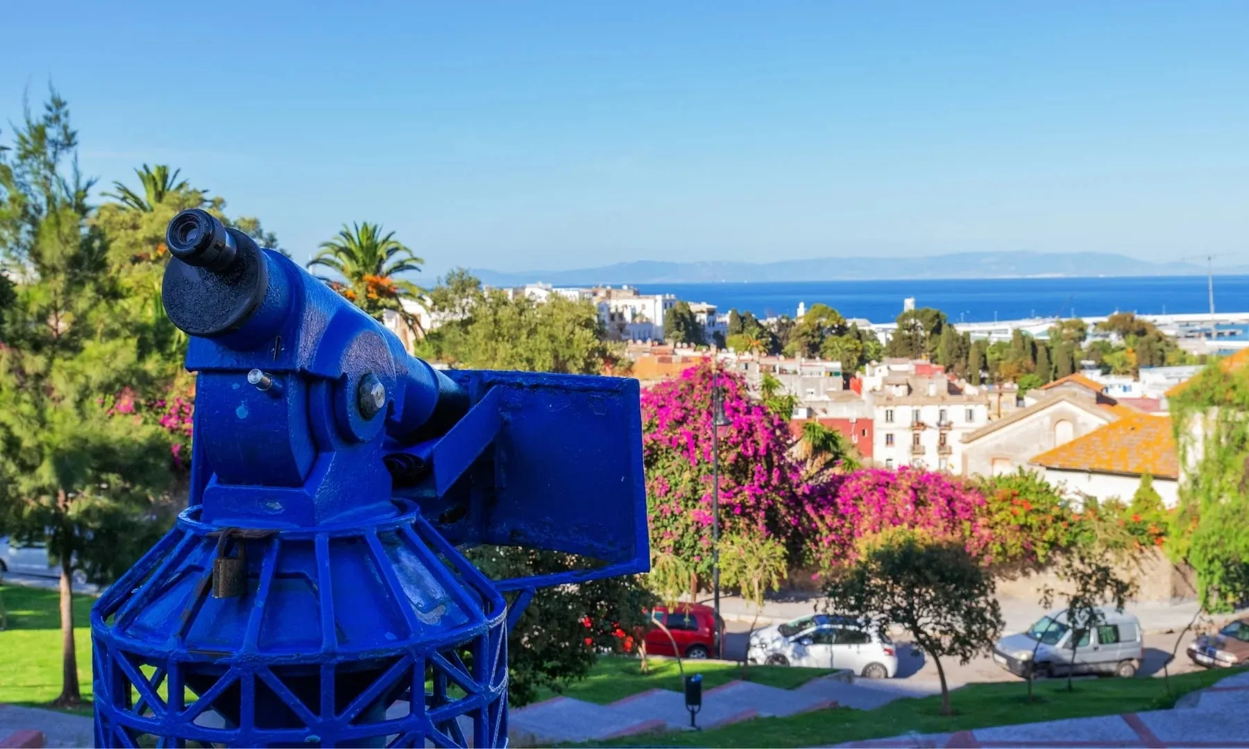 Mirante azul sobre a baía de Tânger e o estreito de Gibraltar, Marrocos